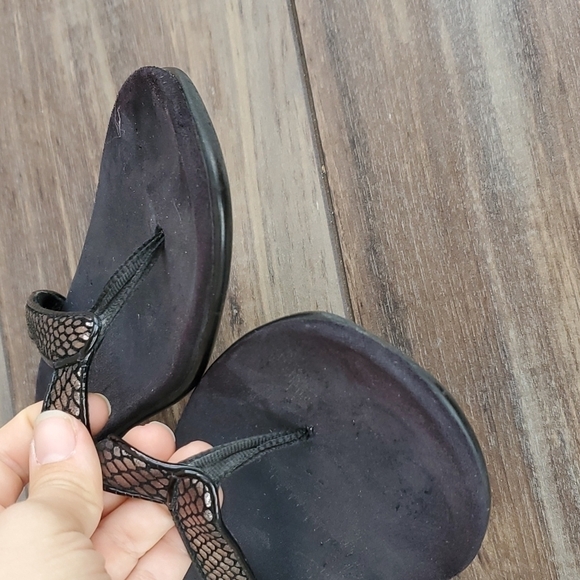 Vionic Women Sandals Flip Flops Outdoor Flats sz 7 - Picture 4 of 10